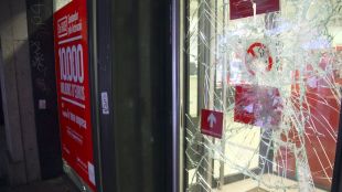 Aquest matí les destrosses eren visibles a entitats bancàries situades a la Rambla © ACN