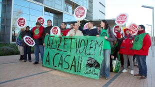 Concentració per protestar per l'expulsió de l'Aziz Tarhzout © ACN