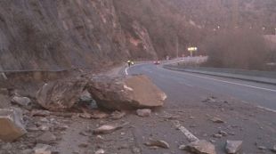 La roca no ha causat ferits en el moment de caure © ACN