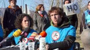 Els activistes de la Plataforma Aigua és Vida exposant la denúncia © ACN