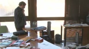 El propietari dins el despatx completament rebregat © Olot Televisió