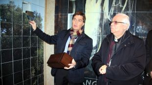 Santi Bach, explica el funcionament del columbari al bisbe de Girona © ACN