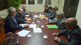 Un instant de la reunió entre l'associació i representants de la Generalitat