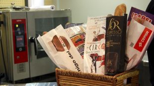 Les noves bosses de pa estampades amb publicitat © ACN
