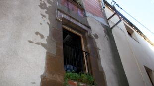 Façana de la casa incendiada aquesta matinada a Cistella © ACN