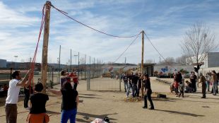 Pares de l'AMPA instal·lant uns pals on es col·locarà la vela al patí © ACN
