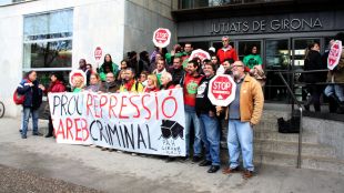 Una quarantena de membres de la PAH han donat suport als tres companys jutjats © ACN