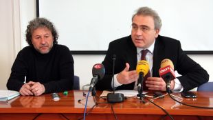 El director artístic del festival, Albert Mallol (esquerra), i el vicealcalde de Sant Feliu de Guíxols, Pere Albó © ACN