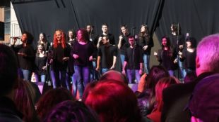 El cor de gospel Messengers va aplegar unes 2.000 persones a la plaça Major d'Olot  © ACN