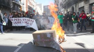 Els manifestants han encès espelmes i han cremat una torre de la MAT de cartró © ACN