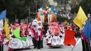 Un instant durant la rua de Carnestoltes que s'ha fet aquest dissabte a Platja d'Aro © ACN