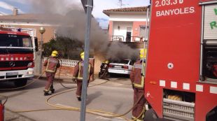 Els bombers treballant per extingir les flames © AraGirona.cat