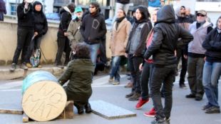 Una de les dones que s'ha encadenat al bidó © ACN