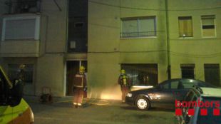 Els Bombers treballant en l'incendi en un habitatge al Grup Sant Jaume de Salt © Bombers