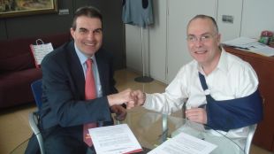 Pau Jordà i Jaume Torramadé després de signar el conveni