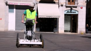 El georadar estudiant el subsòl de la plaça de l'Ajuntament de Figueres © ACN