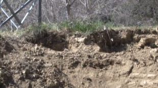 El propietari de la finca intentava aixamplar el camí quan va trobar els explosius © Olot TV