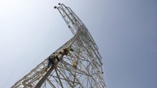 Dos tècnics de Red Eléctrica en una de les torres de la MAT (arxiu) © ACN