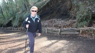Una turista caminant per un dels camins inclosos a Itinerànnia de la Garrotxa (arxiu) © ACN