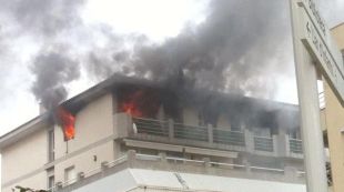 Les flames consumint l'immoble © Cristina Veciana