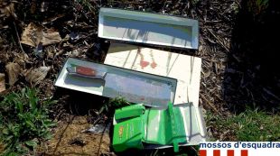 La capsa, amb el tallant i la fusta de cuina trobats al parc infantil