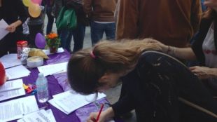 Han recollit signatures en contra de les retallades en el centre © ACN