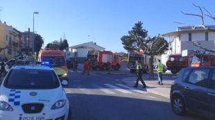Agents de la Policia Local, Bombers i una ambulància al lloc dels fets © PereRF