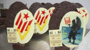 Les mones que la Pastisseria Ferrer d'Olot ha dissenyat tot inspirant-se amb la consulta i Robinson Crusoe © ACN