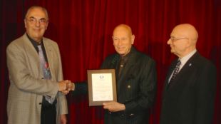D'esquerra a dreta: Domenico Dante; l'il·lusionista Xevi i Gerrit Brengman © ACN