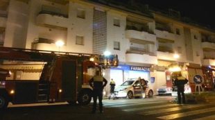 Els agents davant del pis on s'ha originat l'incendi
