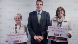 Les guanyadores amb el gerent de l'Espai Gironès, Pau Jordà