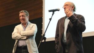 Joan Roca, del celler de Can Roca, escolta el discurs de Jaume Roures © ACN
