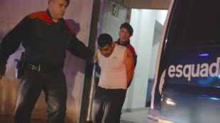 Els Mossos d'Esquadra s'emporten cap a la presó el líder de la banda © ACN