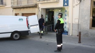 Moment de la retirada del cos sense vida de la víctima © ACN