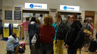 Passatgers a les finestretes de Lesma, a l'aeroport de Girona ©ACN