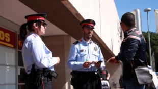 Una patrulla dels Mossos d'Esquadra comprovant telèfons a l'estació de Girona  ©ACN