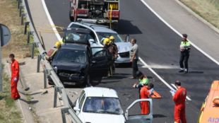 Els diversos efectius d'emergències treballant en el lloc de l'accident © ACN