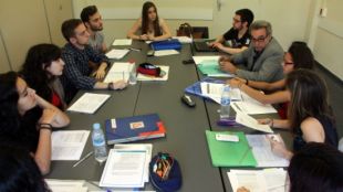 Un grup de treball d'estudiants de medicina © ACN