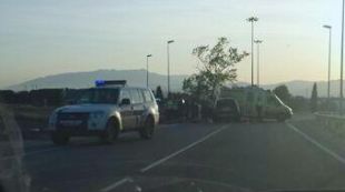 Una unitat del SEM atenent el motorista ferit a la carretera © Toni Doltra