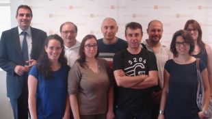 Guanyadors del premi amb el gerent del centre, Pau Jordà