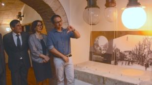 Moment de l'encesa de la làmpara de carbó datada del 1930 © ACN