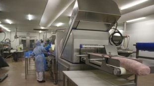 Una de les màquines de la fàbrica d'Espuña a Olot © ACN