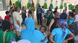 Els membres de l'entitat que s'han reunit a l'exterior de l'Ajuntament de Salt © ACN