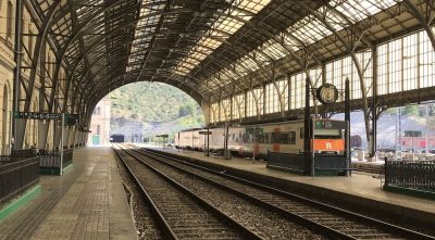 Tallen el tren entre Figueres i Portbou i entre Vic i Ripoll pel vent d'aquest diumenge