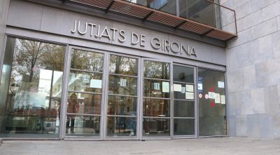 El sotsinspector i la responsable de l'autoescola de Girona es demanen perdó mútuament