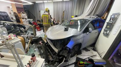 Dos cotxes topen i un d'ells s'encasta dins un comerç a Figueres