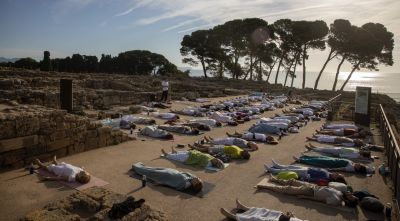 EmporiOM Yoga celebra cinc anys fusionant benestar i patrimoni a Empúries