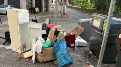Girona activa un dispositiu policial contra l'abandonament de voluminosos al carrer