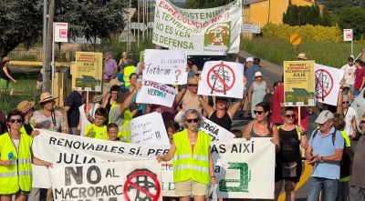 Membres de 'Mobilitzem la llera' tallen la C-66 a Bordils per protestar contra el projecte Julia