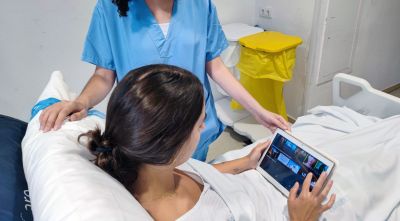 Un estudi del Trueta diu que escoltar música i mirar sèries redueixen a la meitat l'ansietat postoperatòria